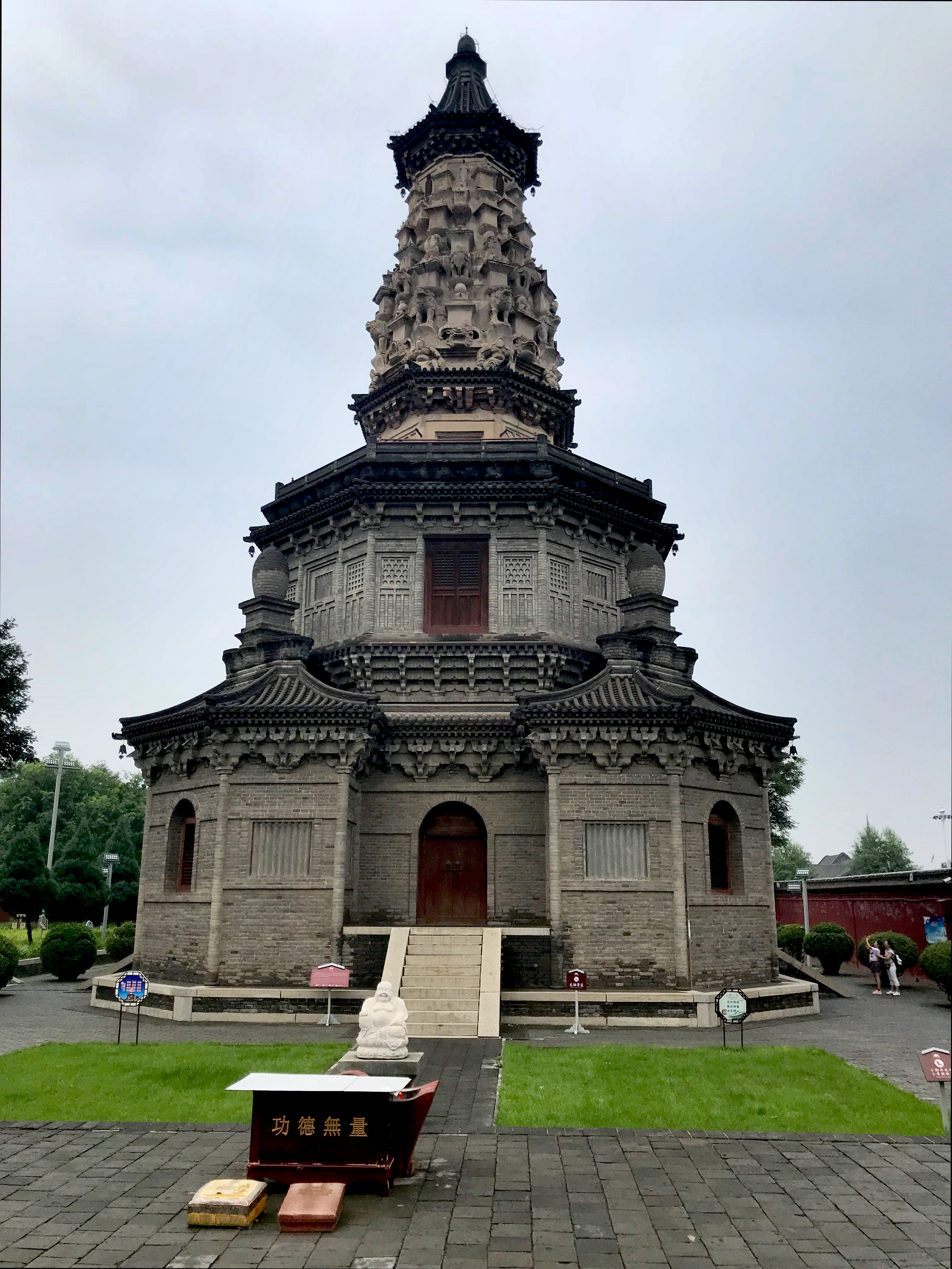 HDRtist HDR - http://www.ohanaware.com/hdrtist/